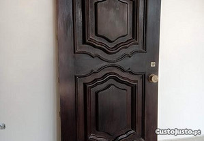 porta de exterior , em madeira exótica, muito robusta