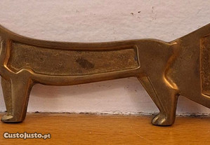 Tira cápsulas em latão com figura de cão salsicha