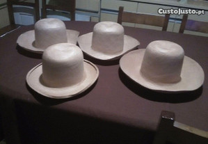 Quatro chapéus em palha muito fininha feitos á mão