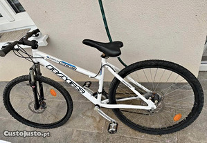 Bicicleta com travão de disco ah frente