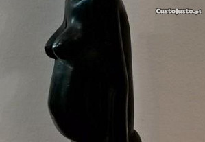 Escultura em pau preto de mulher carregando jarro de água