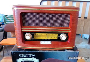 Rádio tipo antigo com caixa de madeira