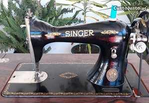 Máquina de costura Singer antiga, com móvel