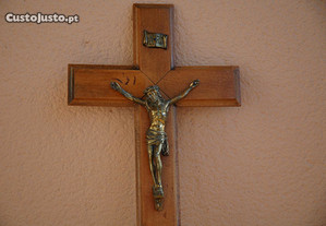 Crucifixo Arte Sacra em metal e madeira 30 cm