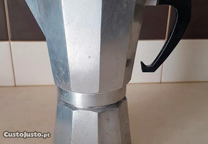 Cafeteira manual de café antiga em metal