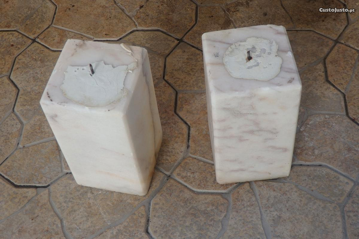 Dois pilares em pedra mármore com 23 cm de altura
