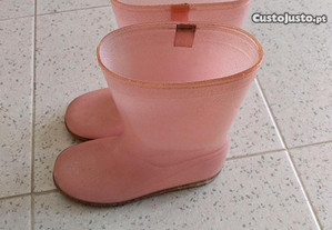 Botas de cano cor de rosa.