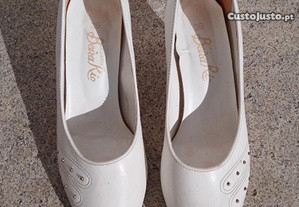 Sapatos clássicos brancos