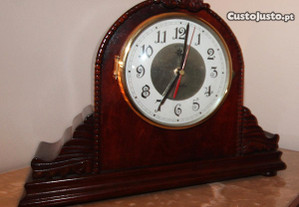 Relógio de mesa em madeira antigo marca "POLARIS " a funcionar 100%
