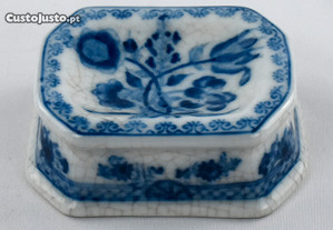 Saleiro em porcelana da China decorado com flores azul e branco com craquelê
