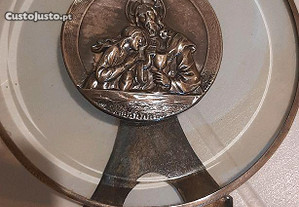 Medalha em prata com cristal e suporte com contraste.