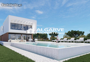 Moradia V4 de estilo contemporâneo em fase construção com vista mar junto da Vila Sol, Algarve