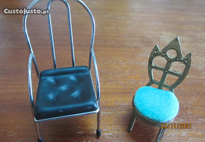 2 cadeiras em miniatura
