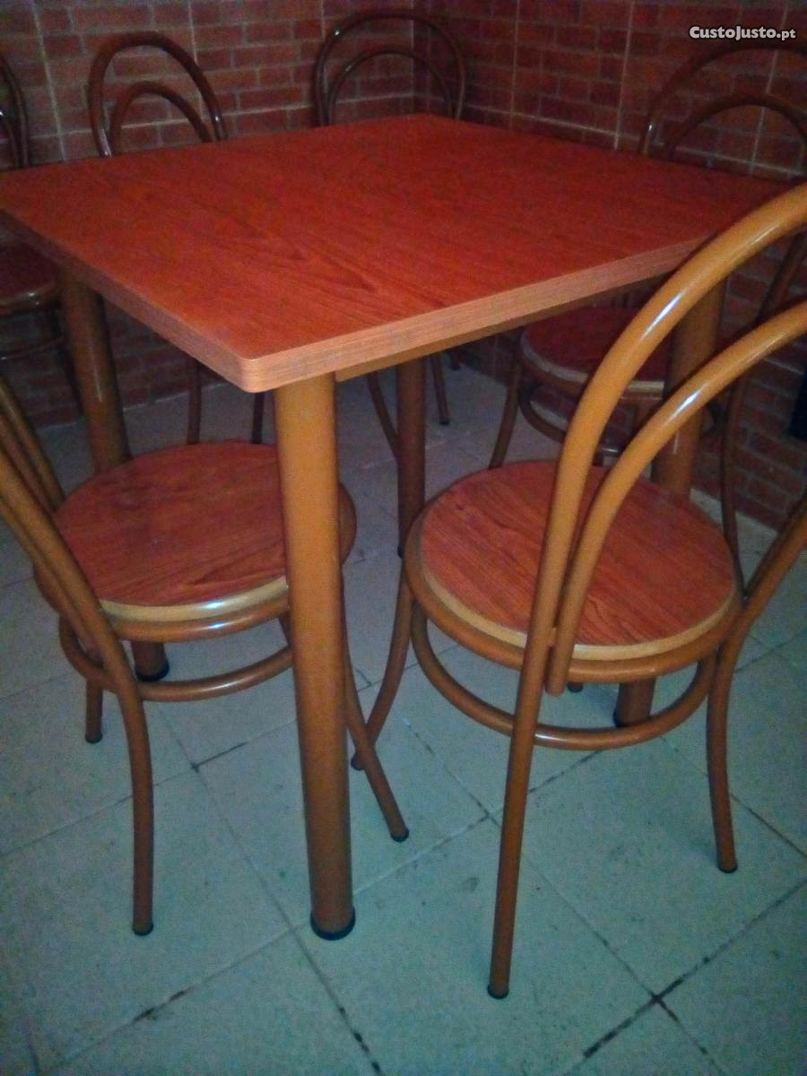 mesas e cadeiras