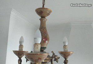 Candeeiro de tecto em porcelana e latão com 3 braç