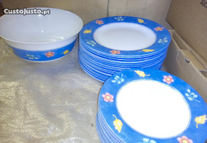 pratos pirex bordo azul c/flores Arcopal 35 peças