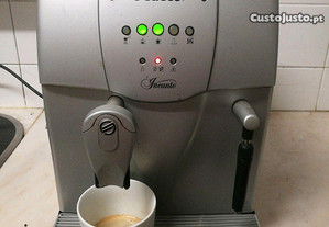 Máquina automática Saeco modelo Incanto em bom estado e tira bom cafe c espuma