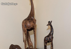 Girafas e elefantes em madeira