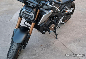 Honda CB650R com extras