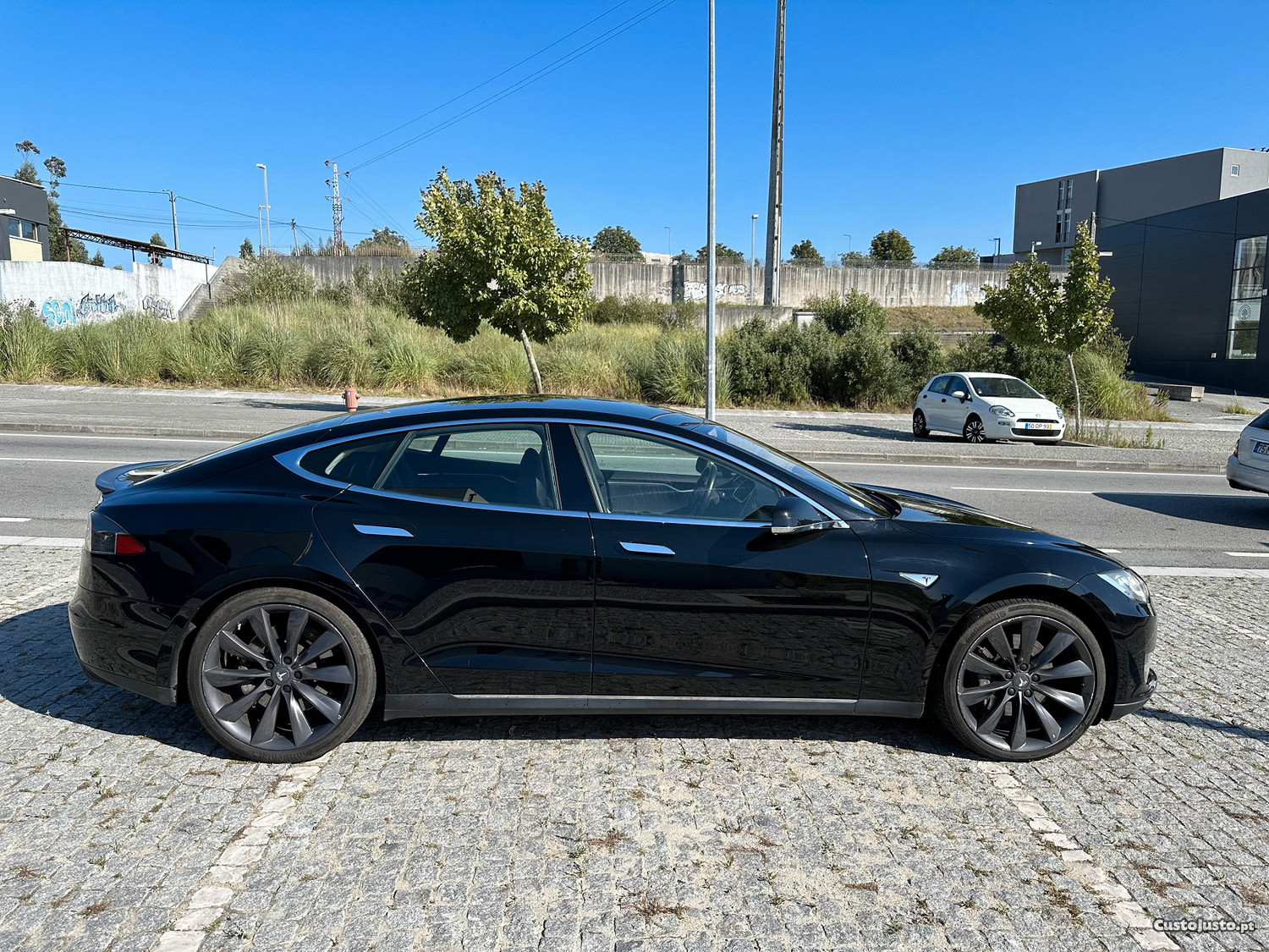 Tesla Model S P85+ com carregamentos gratuitos