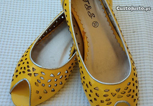 Sapatos amarelos semi-novos TM 37