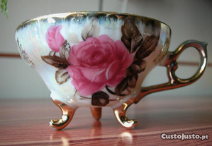 Chávena decorada com rosas e dourado c 12,5x6,5cm