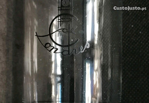 Copo antigo em vidro com a publicidade do Café Londres