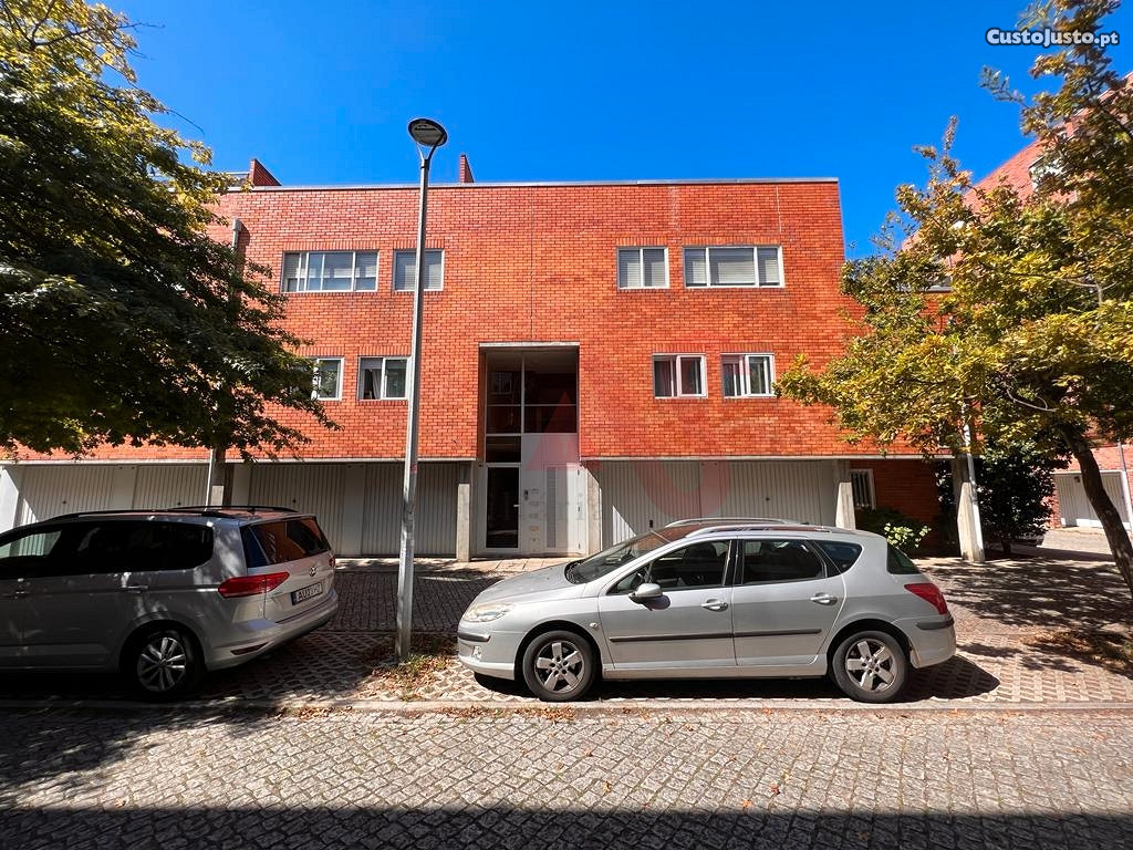 Andar/Moradia Duplex T4 Com Terraço E Box Para 1 Carro, Na Cooperativa Dos Arquitetos Porto, Porto