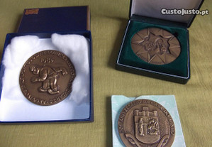 Duas medalhas comemorativas em BRONZE
