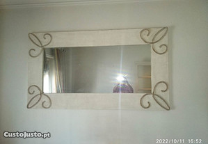 Espelho retangular com moldura decorativa em estado novo