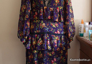 Vestido Roxo Comprido com Padrão Floral, Transparências e Renda Preta