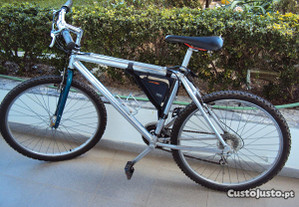 Uma Bicicleta otima material todo Shimano para Estrada e BTT Roda 26 em otimo estado