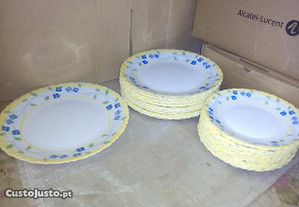 pratos pirex arcopal c/bordo amarelo e flores azui
