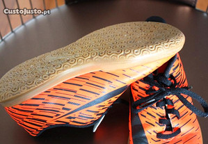 Sapatilhas de futsal laranjas da Nike tamanho 35