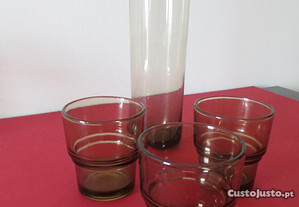 Jarra de Vidro Alta com e 3 copos mesa também em vidro castanho - Tudo como Novo