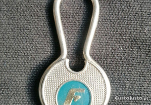Porta chaves em metal com a gravação do símbolo da companhia de seguros Fidelidade