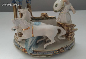 Peça decorativa MUITO ANTIGA em porcelana Biga Romana