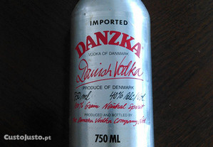 Vodka Danzka (Dinamarca) com cerca de 35 anos
