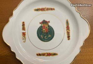 Prato recortado Vista Alegre com o emblema antigo do Futebol Clube do Porto