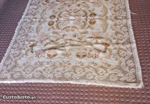 2 carpetes uma grande 1 media e 1 tapetao  em arraiolos precisam de um arranjo
