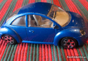 Brinquedo Carro Volkswagem New Beatle da Burago - Escala: 1:43 Medida: 10 X 4,5