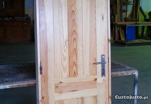 Porta Interior em madeira maciça de Pinho
