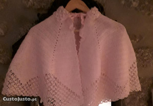 Capa ou poncho em malha tricô cor de rosa