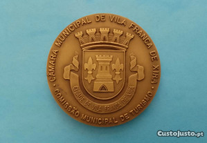 Medalhão comemorativo dos 50 anos da Ponte Marechal Carmona