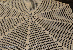Toalha Mesa, croché, feita à mão, Redonda, feita c/ 9 triângulos a partir centro. Diâmetro 1,35 m