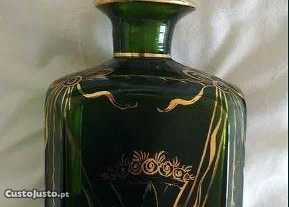 antiguidade: garrafa verde e dourada, muito antiga e muito bonita