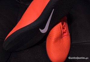 Sapatilhas futsal Nike entre laranja e cor de rosa tamanho 44,5