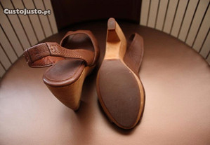 Sandálias em pele cano em madeira tamanho 37