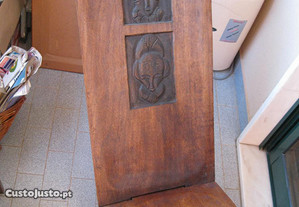 Cadeira de madeira feita à mão.