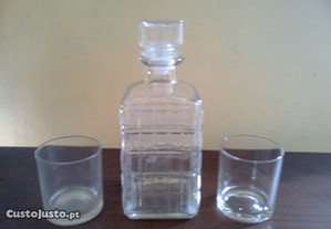 Garrafa de vidro trabalhado e dois copos